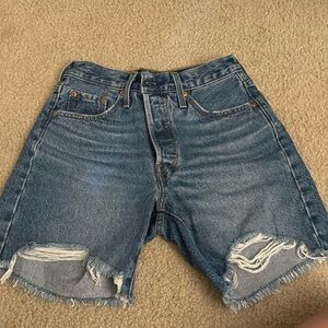 Levis 501 mid thigh shorts